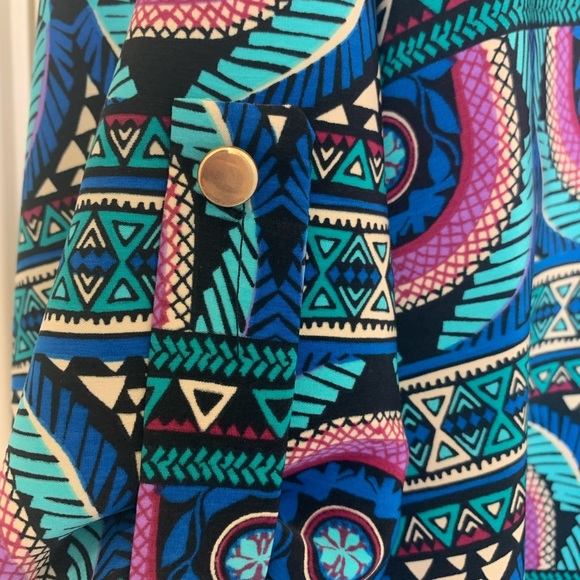❎SOLD❎BNWOT💘ZOUK:⭐️WOMEN’S FLOWY V CUT TRIBAL PRINT SHIRT💘 - Picture 5 of 10